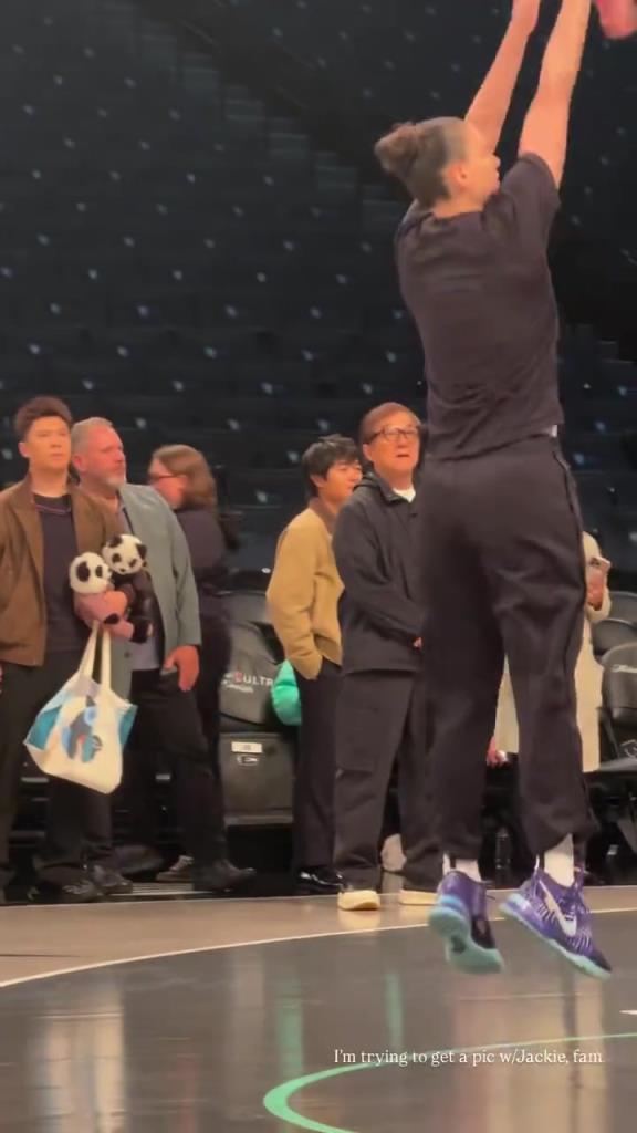 71歲成龍現(xiàn)身巴克萊中心看女籃比賽：她們投籃怎么那么準(zhǔn)！??！